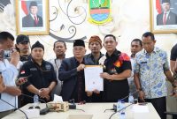 Solidaritas Wartawan se-Bekasi Raya meminta Pemkab Bekasi memberikan pemberitahuan resmi dalam tujuh hari terkait tindak lanjut pemeriksaan Kepala Dinas Lingkungan Hidup.