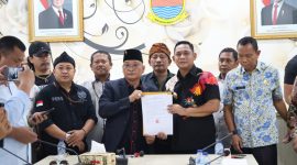 Solidaritas Wartawan se-Bekasi Raya meminta Pemkab Bekasi memberikan pemberitahuan resmi dalam tujuh hari terkait tindak lanjut pemeriksaan Kepala Dinas Lingkungan Hidup.