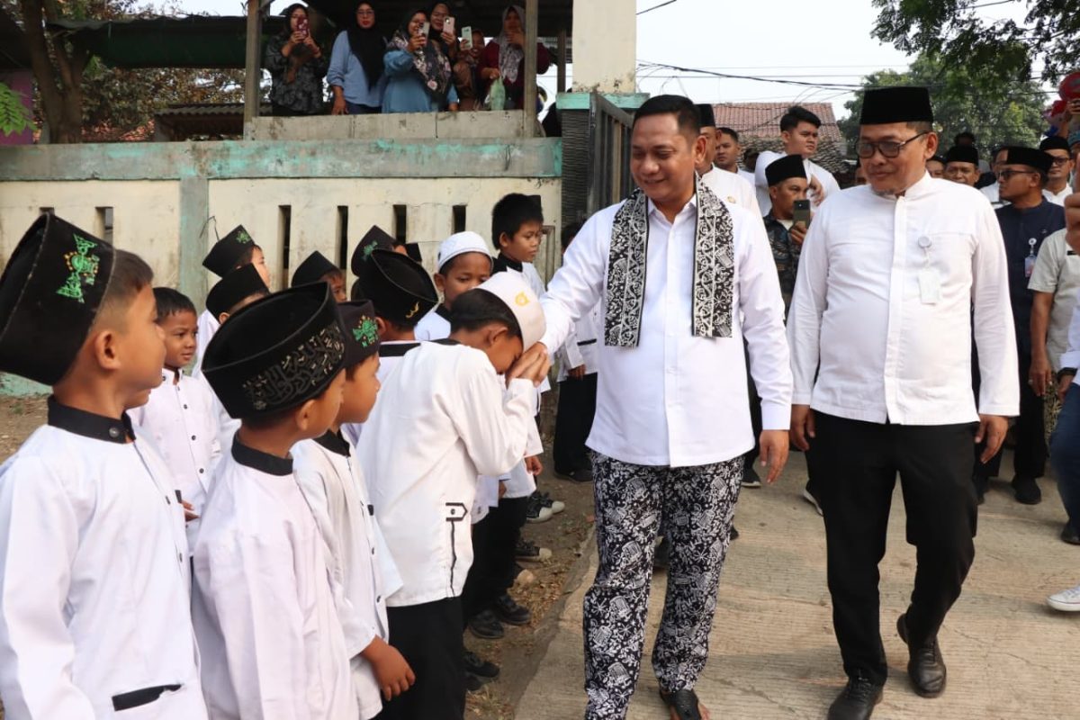 Plt. Bupati Bekasi Asep Surya Atmaja menyapa siswa saat kunjungan ke SDN Bojongsari 04, Kecamatan Kedungwaringin, Kabupaten Bekasi, dalam kegiatan Open House sekolah hasil revitalisasi, Jumat (16/10/2026).