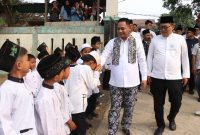Plt. Bupati Bekasi Asep Surya Atmaja menyapa siswa saat kunjungan ke SDN Bojongsari 04, Kecamatan Kedungwaringin, Kabupaten Bekasi, dalam kegiatan Open House sekolah hasil revitalisasi, Jumat (16/10/2026).