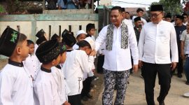 Plt. Bupati Bekasi Asep Surya Atmaja menyapa siswa saat kunjungan ke SDN Bojongsari 04, Kecamatan Kedungwaringin, Kabupaten Bekasi, dalam kegiatan Open House sekolah hasil revitalisasi, Jumat (16/10/2026).