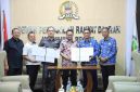 Plt Bupati Bekasi Asep Surya Atmaja bersama Ketua DPRD Kabupaten Bekasi Ade Sukron dan jajaran pemerintah daerah menunjukkan dokumen kesepakatan hasil evaluasi Gubernur Jawa Barat terhadap Perubahan APBD 2026 di Gedung DPRD Kabupaten Bekasi, Senin (19/10/2026).