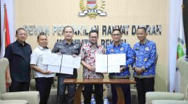 Plt Bupati Bekasi Asep Surya Atmaja bersama Ketua DPRD Kabupaten Bekasi Ade Sukron dan jajaran pemerintah daerah menunjukkan dokumen kesepakatan hasil evaluasi Gubernur Jawa Barat terhadap Perubahan APBD 2026 di Gedung DPRD Kabupaten Bekasi, Senin (19/10/2026).