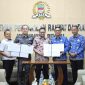 Plt Bupati Bekasi Asep Surya Atmaja bersama Ketua DPRD Kabupaten Bekasi Ade Sukron dan jajaran pemerintah daerah menunjukkan dokumen kesepakatan hasil evaluasi Gubernur Jawa Barat terhadap Perubahan APBD 2026 di Gedung DPRD Kabupaten Bekasi, Senin (19/10/2026).