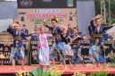Penari membawakan pertunjukan seni tari tradisional dalam Pagelaran Seni di kawasan wisata Situ Rawabinong, Desa Hegarmukti, Kecamatan Cikarang Pusat, Kabupaten Bekasi, Sabtu (24/10/2026). Kegiatan ini menjadi bagian dari upaya pelestarian budaya sekaligus promosi potensi wisata daerah.