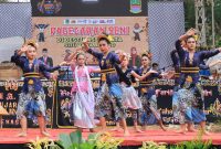 Penari membawakan pertunjukan seni tari tradisional dalam Pagelaran Seni di kawasan wisata Situ Rawabinong, Desa Hegarmukti, Kecamatan Cikarang Pusat, Kabupaten Bekasi, Sabtu (24/10/2026). Kegiatan ini menjadi bagian dari upaya pelestarian budaya sekaligus promosi potensi wisata daerah.