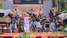 Penari membawakan pertunjukan seni tari tradisional dalam Pagelaran Seni di kawasan wisata Situ Rawabinong, Desa Hegarmukti, Kecamatan Cikarang Pusat, Kabupaten Bekasi, Sabtu (24/10/2026). Kegiatan ini menjadi bagian dari upaya pelestarian budaya sekaligus promosi potensi wisata daerah.