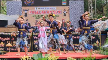 Penari membawakan pertunjukan seni tari tradisional dalam Pagelaran Seni di kawasan wisata Situ Rawabinong, Desa Hegarmukti, Kecamatan Cikarang Pusat, Kabupaten Bekasi, Sabtu (24/10/2026). Kegiatan ini menjadi bagian dari upaya pelestarian budaya sekaligus promosi potensi wisata daerah.
