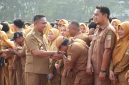 Bupati Bekasi Asep Surya Atmaja bersalaman dengan ASN saat kegiatan apel bersama di lingkungan Pemerintah Kabupaten Bekasi. Dalam kesempatan tersebut, Asep mengingatkan ASN agar menjaga integritas, meningkatkan profesionalisme, dan memastikan penggunaan APBD memberikan manfaat nyata bagi masyarakat.