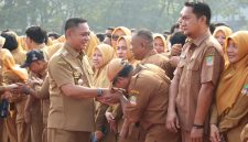 Bupati Bekasi Asep Surya Atmaja bersalaman dengan ASN saat kegiatan apel bersama di lingkungan Pemerintah Kabupaten Bekasi. Dalam kesempatan tersebut, Asep mengingatkan ASN agar menjaga integritas, meningkatkan profesionalisme, dan memastikan penggunaan APBD memberikan manfaat nyata bagi masyarakat.