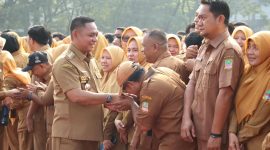 Bupati Bekasi Asep Surya Atmaja bersalaman dengan ASN saat kegiatan apel bersama di lingkungan Pemerintah Kabupaten Bekasi. Dalam kesempatan tersebut, Asep mengingatkan ASN agar menjaga integritas, meningkatkan profesionalisme, dan memastikan penggunaan APBD memberikan manfaat nyata bagi masyarakat.