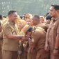 Bupati Bekasi Asep Surya Atmaja bersalaman dengan ASN saat kegiatan apel bersama di lingkungan Pemerintah Kabupaten Bekasi. Dalam kesempatan tersebut, Asep mengingatkan ASN agar menjaga integritas, meningkatkan profesionalisme, dan memastikan penggunaan APBD memberikan manfaat nyata bagi masyarakat.