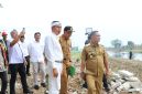 Gubernur Jawa Barat Dedi Mulyadi bersama Bupati Bekasi Asep Surya Atmaja meninjau langsung progres normalisasi Kali Cikarang Bekasi Laut (CBL) di Desa Sriamur, Kecamatan Tambun Utara, Kabupaten Bekasi, Senin (26/10/2026). 