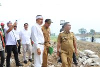 Gubernur Jawa Barat Dedi Mulyadi bersama Bupati Bekasi Asep Surya Atmaja meninjau langsung progres normalisasi Kali Cikarang Bekasi Laut (CBL) di Desa Sriamur, Kecamatan Tambun Utara, Kabupaten Bekasi, Senin (26/10/2026). 