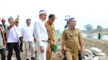 Gubernur Jawa Barat Dedi Mulyadi bersama Bupati Bekasi Asep Surya Atmaja meninjau langsung progres normalisasi Kali Cikarang Bekasi Laut (CBL) di Desa Sriamur, Kecamatan Tambun Utara, Kabupaten Bekasi, Senin (26/10/2026). 