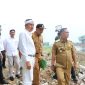 Gubernur Jawa Barat Dedi Mulyadi bersama Bupati Bekasi Asep Surya Atmaja meninjau langsung progres normalisasi Kali Cikarang Bekasi Laut (CBL) di Desa Sriamur, Kecamatan Tambun Utara, Kabupaten Bekasi, Senin (26/10/2026). 