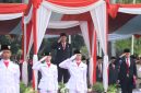 Bupati Bekasi Asep Surya Atmaja memberikan penghormatan saat memimpin upacara peringatan Hari Sumpah Pemuda ke-98 Tahun 2026 di Plaza Pemerintah Kabupaten Bekasi, Cikarang Pusat, Rabu (28/10/2026).