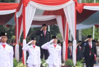 Bupati Bekasi Asep Surya Atmaja memberikan penghormatan saat memimpin upacara peringatan Hari Sumpah Pemuda ke-98 Tahun 2026 di Plaza Pemerintah Kabupaten Bekasi, Cikarang Pusat, Rabu (28/10/2026).