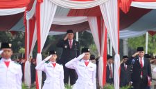 Bupati Bekasi Asep Surya Atmaja memberikan penghormatan saat memimpin upacara peringatan Hari Sumpah Pemuda ke-98 Tahun 2026 di Plaza Pemerintah Kabupaten Bekasi, Cikarang Pusat, Rabu (28/10/2026).