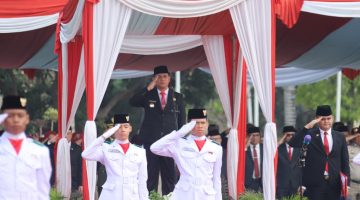 Bupati Bekasi Asep Surya Atmaja memberikan penghormatan saat memimpin upacara peringatan Hari Sumpah Pemuda ke-98 Tahun 2026 di Plaza Pemerintah Kabupaten Bekasi, Cikarang Pusat, Rabu (28/10/2026).