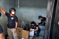 Petugas gabungan memeriksa lokasi yang diduga berkaitan dengan aktivitas penyalahgunaan narkoba dalam operasi di Jakarta Barat.
