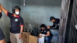 Petugas gabungan memeriksa lokasi yang diduga berkaitan dengan aktivitas penyalahgunaan narkoba dalam operasi di Jakarta Barat.