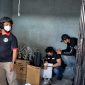 Petugas gabungan memeriksa lokasi yang diduga berkaitan dengan aktivitas penyalahgunaan narkoba dalam operasi di Jakarta Barat.
