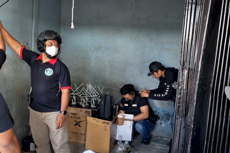 Petugas gabungan memeriksa lokasi yang diduga berkaitan dengan aktivitas penyalahgunaan narkoba dalam operasi di Jakarta Barat.