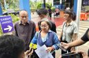 Amanda Andono didampingi kuasa hukumnya saat memberikan keterangan kepada awak media terkait laporan dugaan pengeroyokan dalam kericuhan akibat petasan pada acara Maulid Nabi di Pondok Pinang, Jakarta Selatan. (Dok. detik.com)