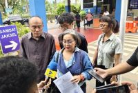 Amanda Andono didampingi kuasa hukumnya saat memberikan keterangan kepada awak media terkait laporan dugaan pengeroyokan dalam kericuhan akibat petasan pada acara Maulid Nabi di Pondok Pinang, Jakarta Selatan. (Dok. detik.com)