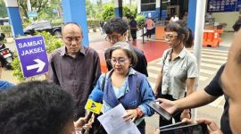 Amanda Andono didampingi kuasa hukumnya saat memberikan keterangan kepada awak media terkait laporan dugaan pengeroyokan dalam kericuhan akibat petasan pada acara Maulid Nabi di Pondok Pinang, Jakarta Selatan. (Dok. detik.com)