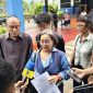 Amanda Andono didampingi kuasa hukumnya saat memberikan keterangan kepada awak media terkait laporan dugaan pengeroyokan dalam kericuhan akibat petasan pada acara Maulid Nabi di Pondok Pinang, Jakarta Selatan. (Dok. detik.com)
